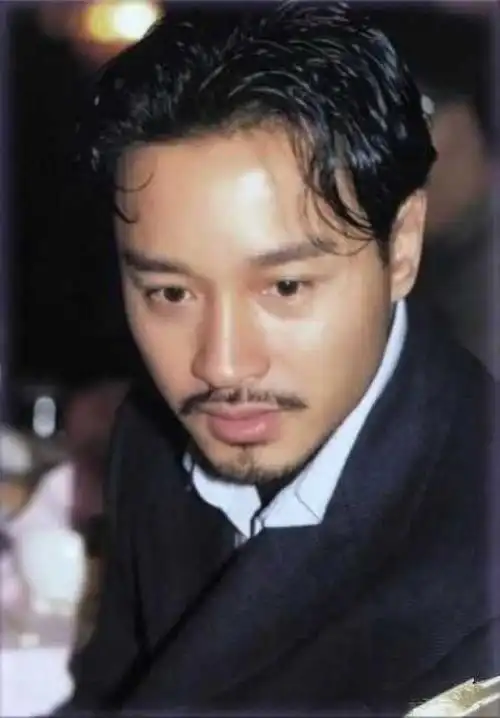 留胡子的哥哥依然帅张国荣