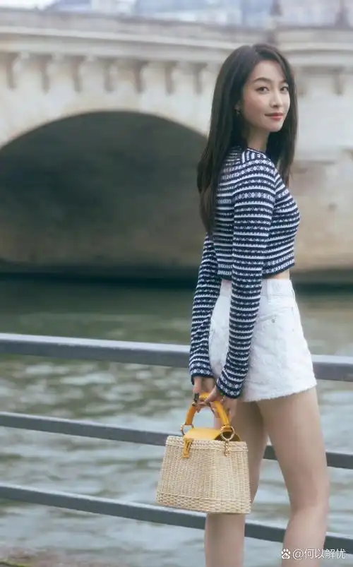 宋茜这小姑娘,穿着凉爽的几分裤裆,在河边吹风,上半身过秋天,下半生是