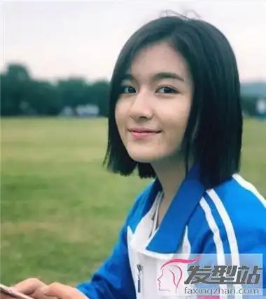 短发烫直显得中规中矩,没有什么杂乱感,非常适合学生党打理,穿上校服