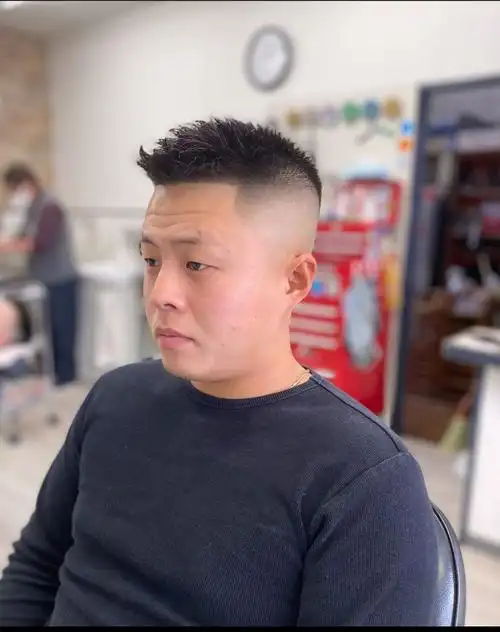 碎寸头也是一种超短的男士发型,相对于圆寸头发型来说可能更自然,几乎