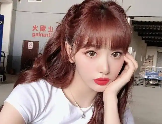 孔雪儿旧照曝光,截图放大五倍仔细看,五官有没有变化很明显_青春_蜜蜂