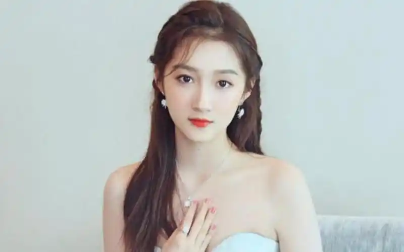 有种"发育过猛"叫15岁的关晓彤,练舞照片曝光:鹿晗眼光真毒_哔哩哔哩