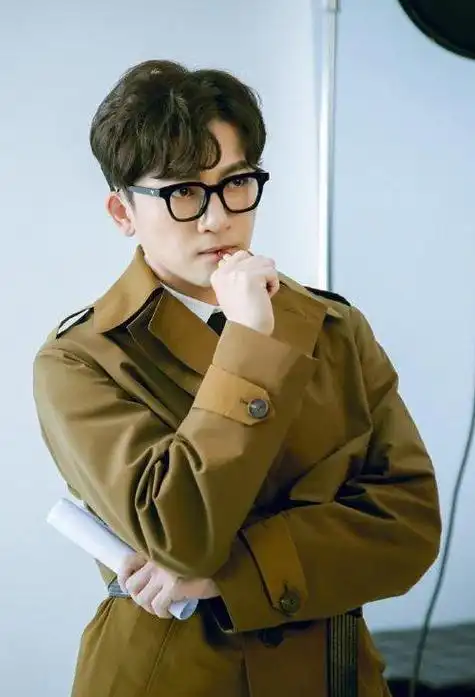 长脸男生纹理烫发剪齐刘海发型