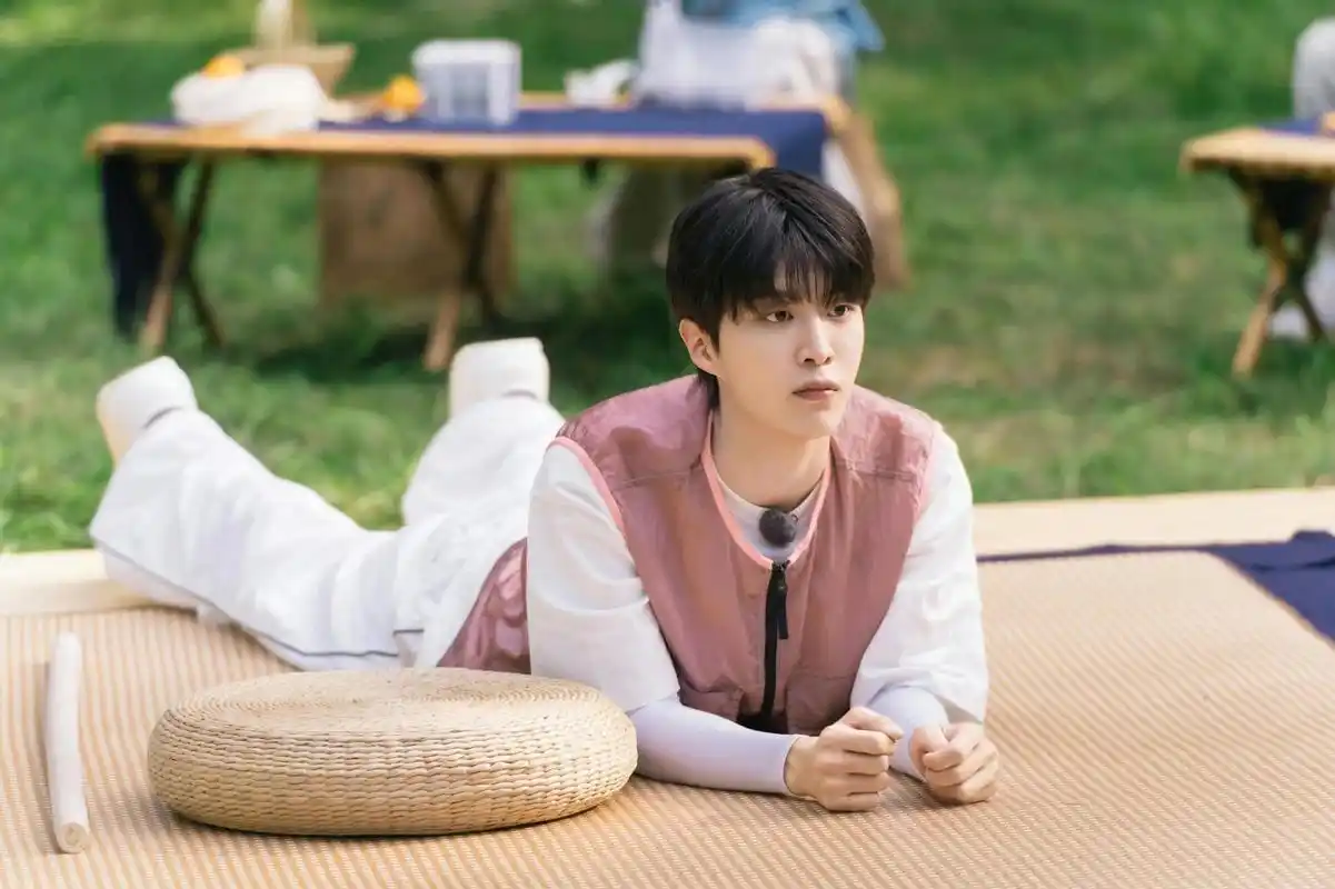 范丞丞粉色大白鹅可爱不止一点 范丞丞现在就出发 里多套穿搭都好看