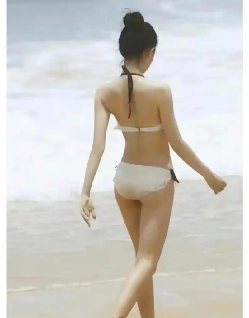 徐璐  穿白色比基尼海边游玩照,背影好美!#徐璐