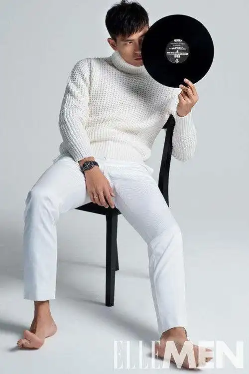 求演员李现的脚底板图片,或者综艺节目里露脚的