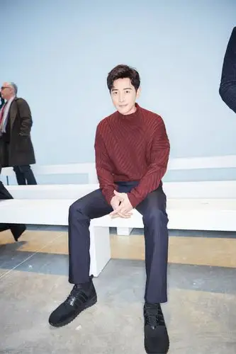 罗晋现身巴黎秀场 气场沉稳气质出众