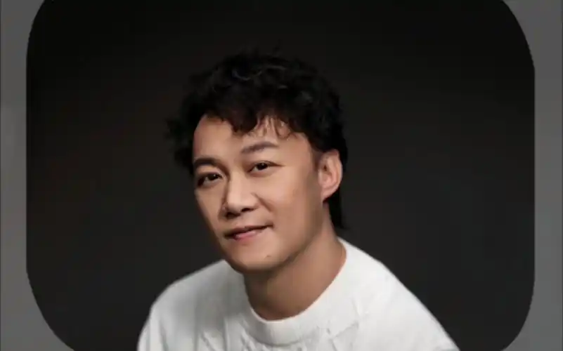 弟弟贼喜欢陈奕迅但是抖音头像很emo我就找了这些图片给他希望有天他