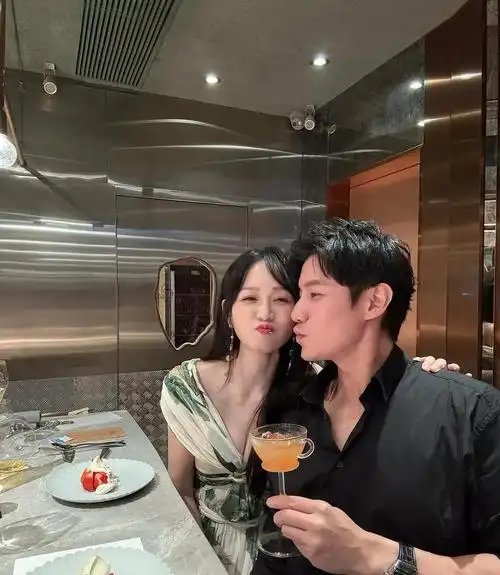 陈乔恩庆46岁生日,打扮美美秀事业线,和丈夫过甜蜜的二人世界