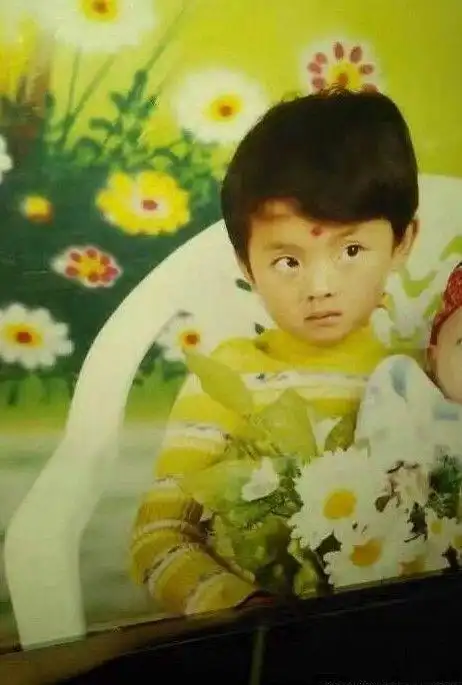 照片中的她小时候十分可爱, 笑起来的时候眼睛弯弯的,短发干净又清爽