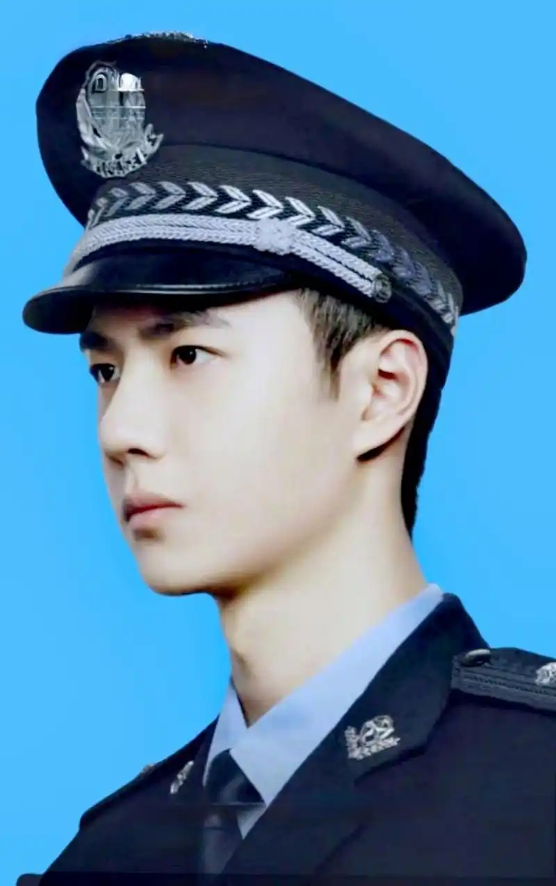 一军一警,王一博vs肖战,当前两大顶流帅哥穿上制服,你更磕哪个?[嘻嘻]
