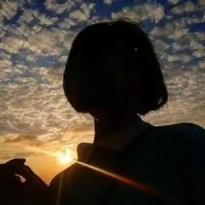 美女图片背影微信头像短发 微信女头像短发有气质