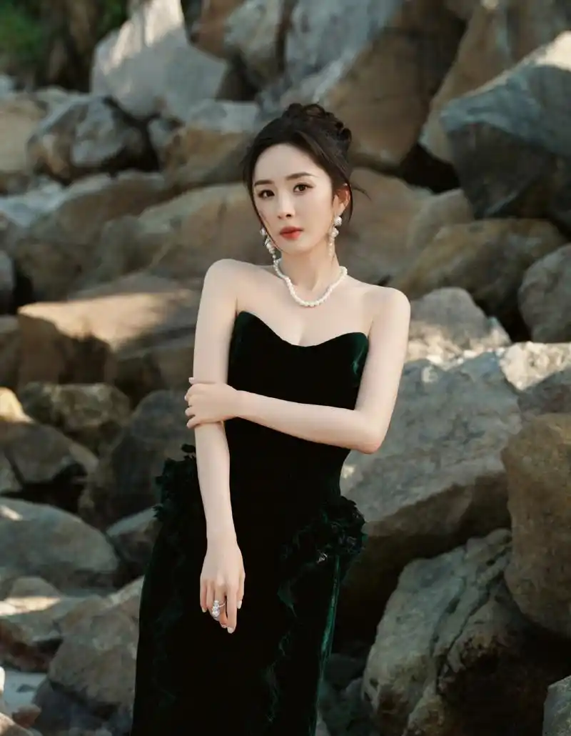 杨幂身穿ulyana sergeenko 有装饰褶边的丝绒紧身抹胸礼服,带来了