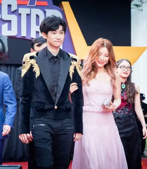 doinb娶了啥宝贝媳妇 ?穿仙女"抹胸裙"秀水蛇腰,男粉酸了