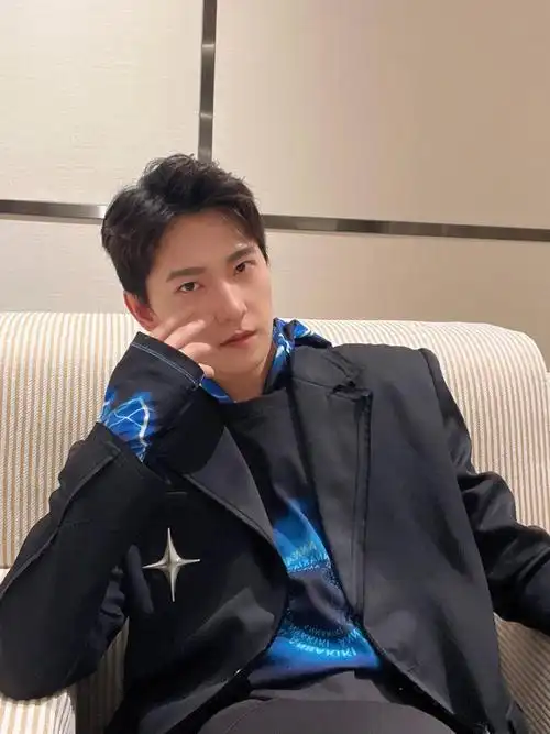 杨洋2021年媒体眼中最有好感的艺人!__财经头条