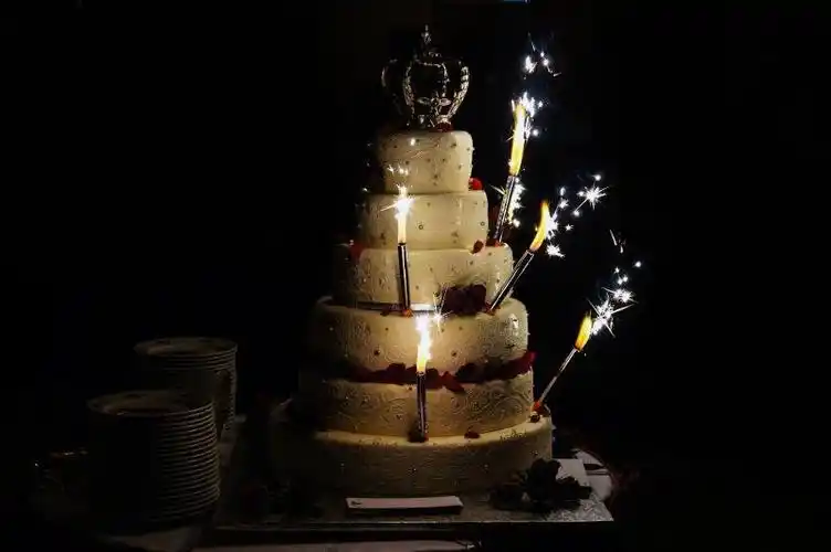 黑暗中插着烟火蜡烛的蛋糕