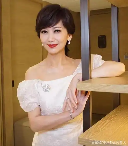 69岁赵雅芝最新状态:身姿挺拔,脸部光滑紧致,脖子有皱纹