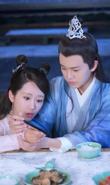 不过在今年的《锦衣之下》中网友又表示任嘉伦和谭松韵真的是毫无