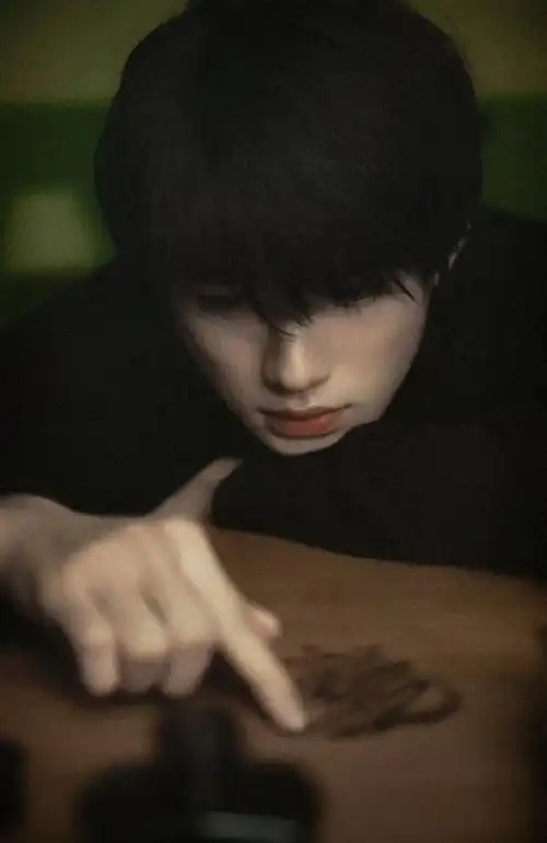 一直都觉得宋亚轩冷脸时眼睛被刘海遮住的话就会变得很阴暗批    #和