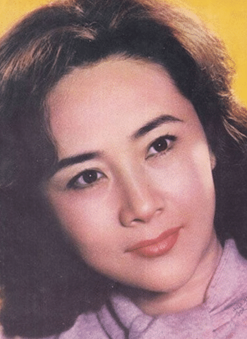 她是春晚主持,吞下300颗安眠药自杀,被抢救7天7夜,今74岁风采依旧