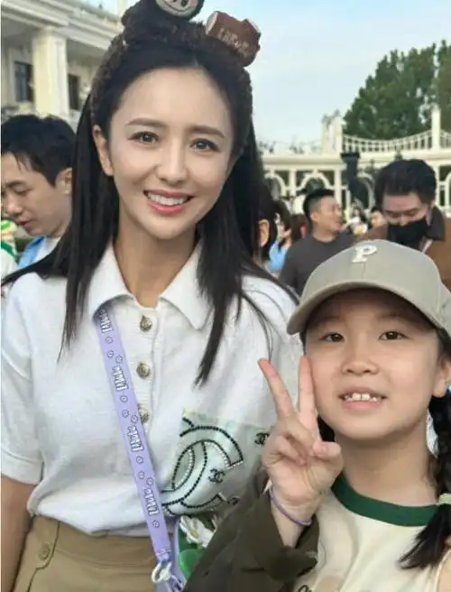 网友偶遇佟丽娅带孩子出游,40岁的她看起来像个小女孩,平易近人