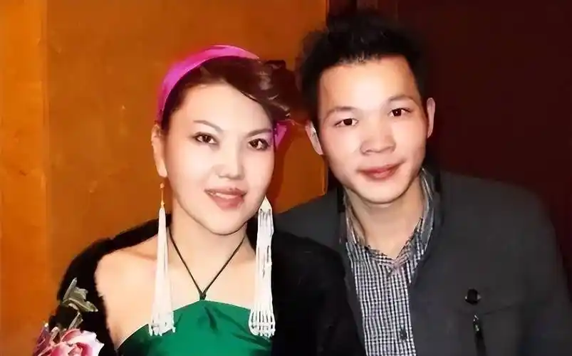 乌兰图雅:凭《套马杆》走红,四次登上舞台,感情不尽人意_杜枫_音乐