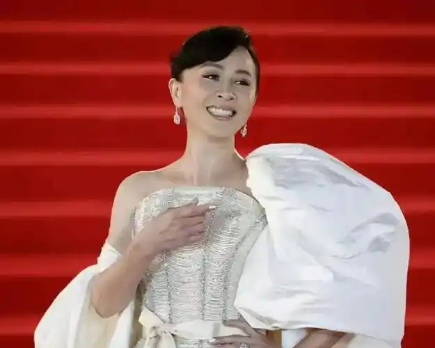 刘嘉玲龙虾礼服闪耀金像奖,独特造型成全场最亮眼!