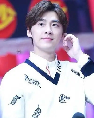 图盘点李易峰中分发型点亮男神迷人风潮