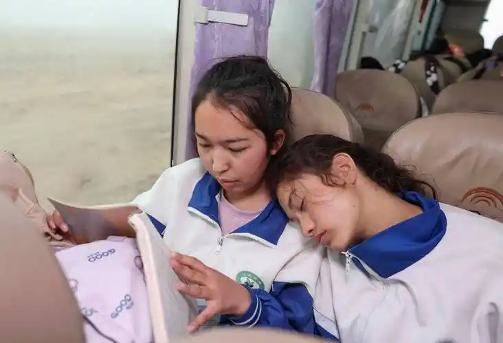 情暖昆仑雪山返校路_西合休乡_叶城县_新华社