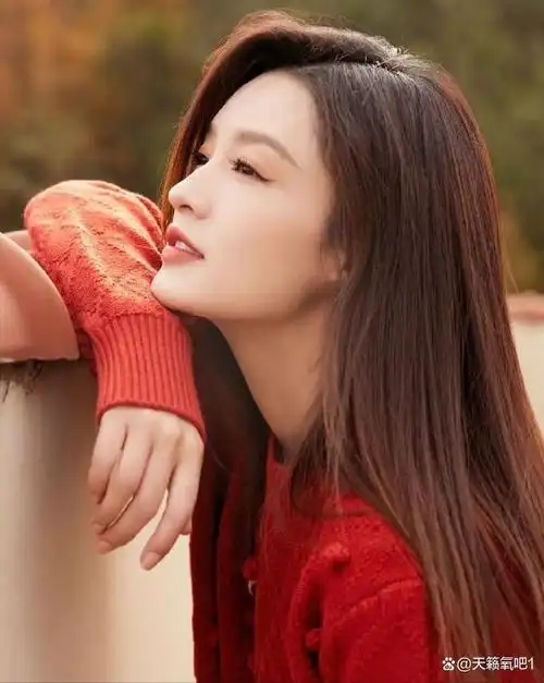 李沁:红毛衣搭甜美的笑容,太温暖了