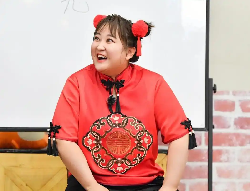 贾玲|41岁贾玲暴瘦认不出!体重跌破200斤判若两人,不惧与张小斐比瘦