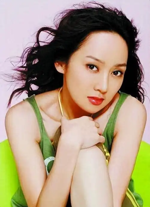 回顾反拿话筒假唱的萨顶顶她的消失才是乐坛的悲哀