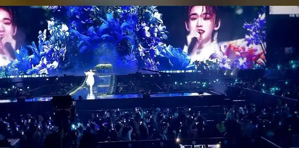 宋亚轩《不枉》演唱会单人舞台