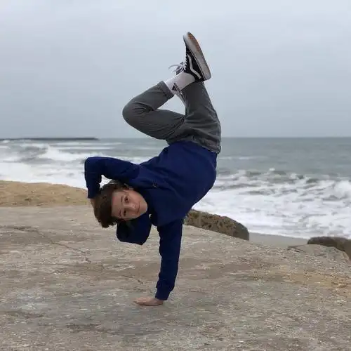 breaking锻炼体魄和毅力,增加身体协调能力,乐感,律动感,帮助自