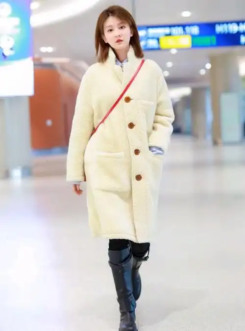 乔欣是"乖乖女"的形象吗?身穿羊羔毛外套配黑色长靴,霸气十足