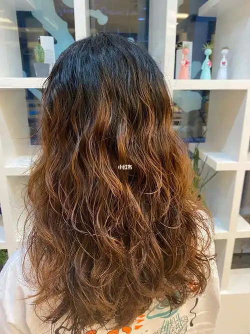 陶瓷烫现在很多美女都喜欢的一款卷发