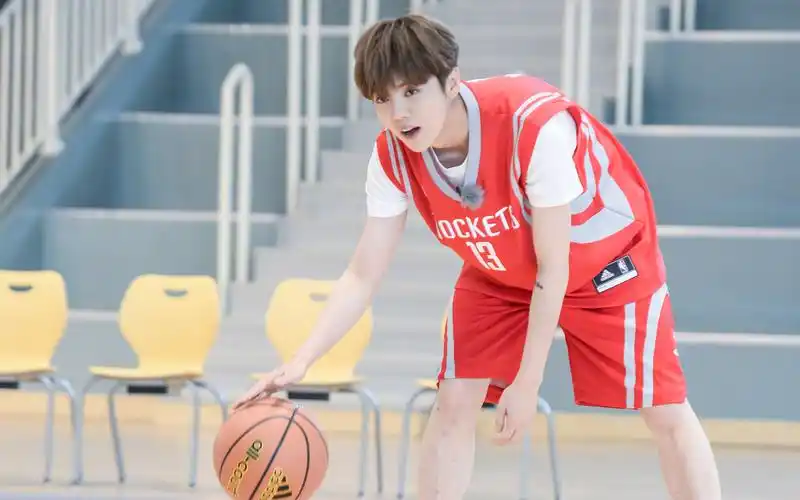 鹿晗打篮球帅气高清桌面壁纸