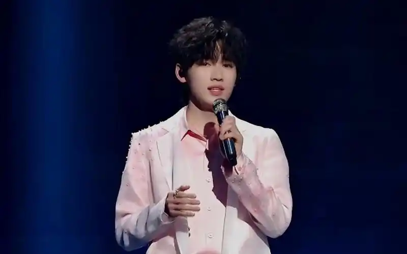 宋亚轩抬起头来舞台直拍