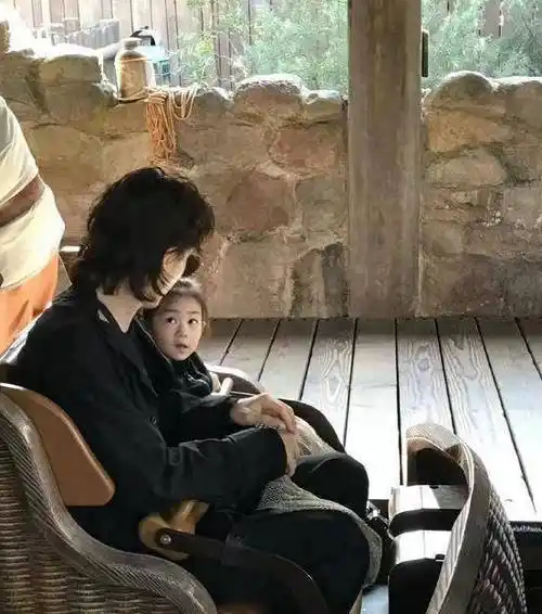 戚薇一家三口甜蜜出行,打卡环球影视城,lucky气场十足_李承铉_女人