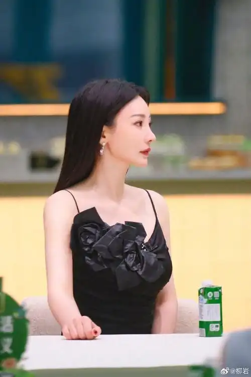 柳岩黑色玫瑰吊带裙,搭配黑丝,身材玲珑气质在线