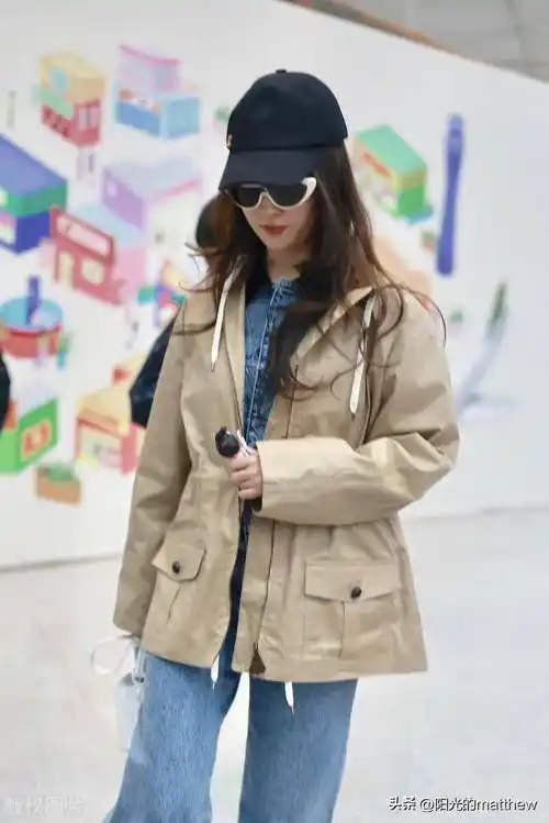 街拍:刘亦菲风衣搭配牛仔套装时髦利落_北京_机场