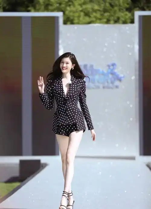 何穗大长腿太抢镜了,穿波点深v西装,不愧是行走的打光板_白色_紫色