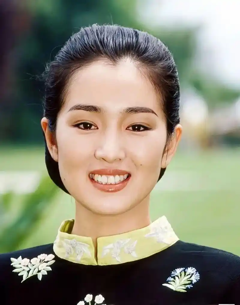 巩俐原来这么美. 这组照片是我见过最美的照片.