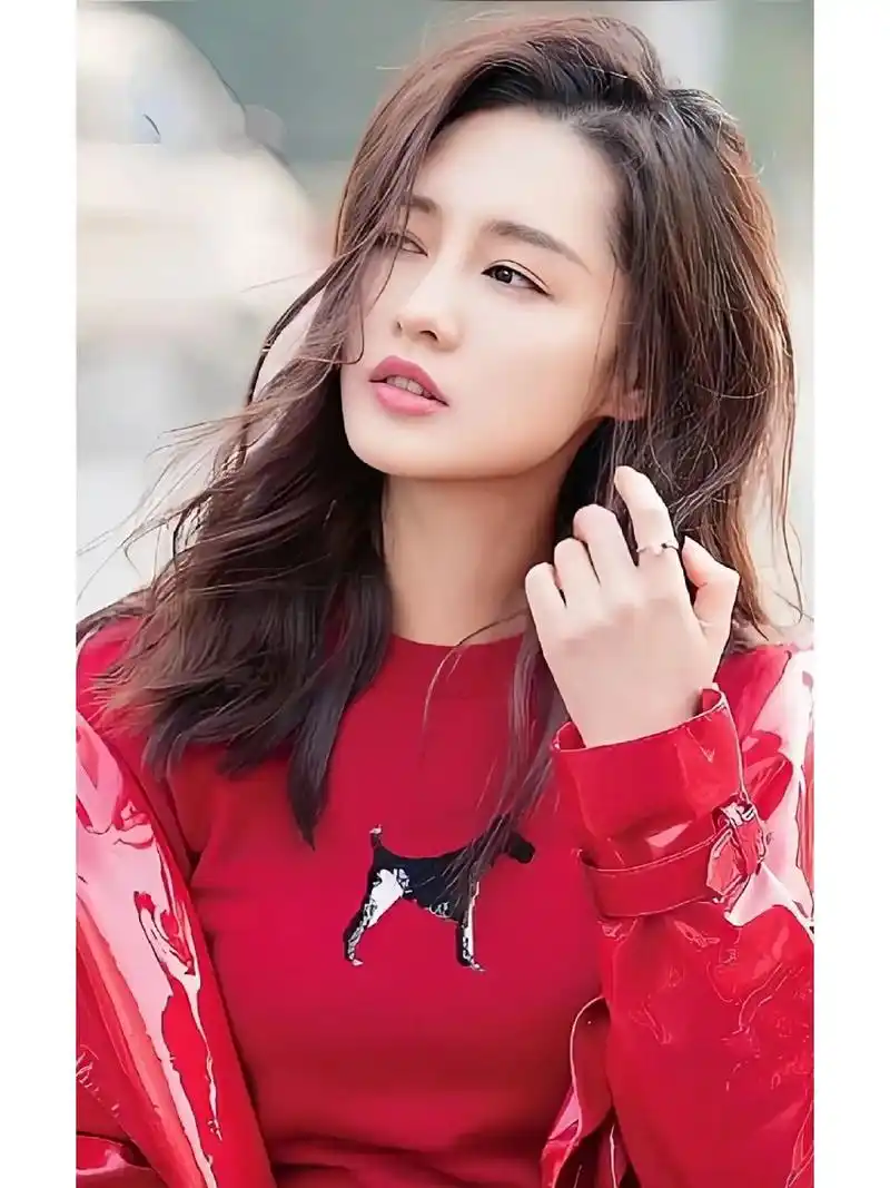 李沁 李沁,1990年出生于江苏省苏州市,影视演员,身高166公分,体重45