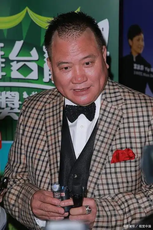 湖南小县城落脚!66岁万梓良空姐娇妻甜蜜约会,夫妻恩爱动人