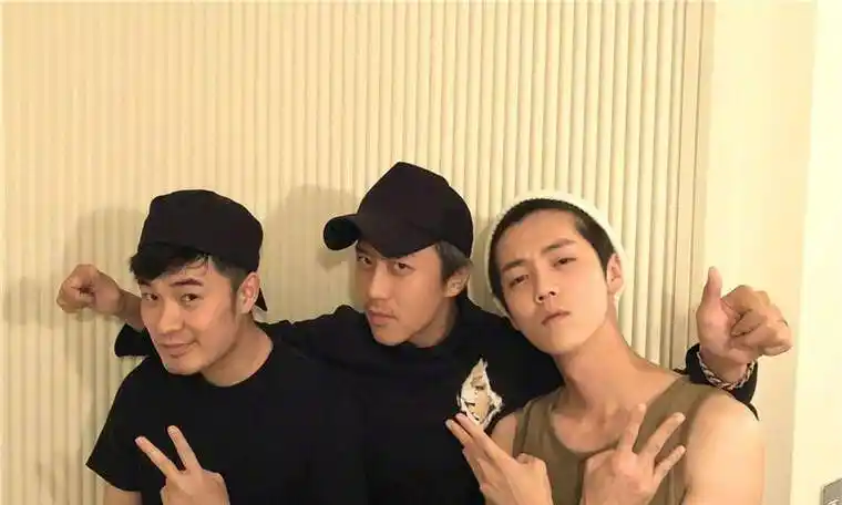 邓超像父亲一样为鹿晗拍照,动作搞笑引热议,关系确实不一般.