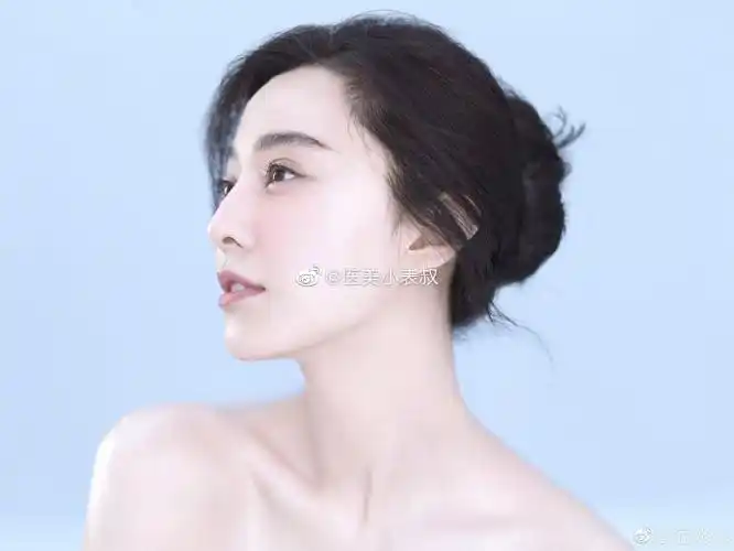 图四,侧面可以看到范冰冰的苹果肌位置挺高的,她可以撑住这个鼻子的