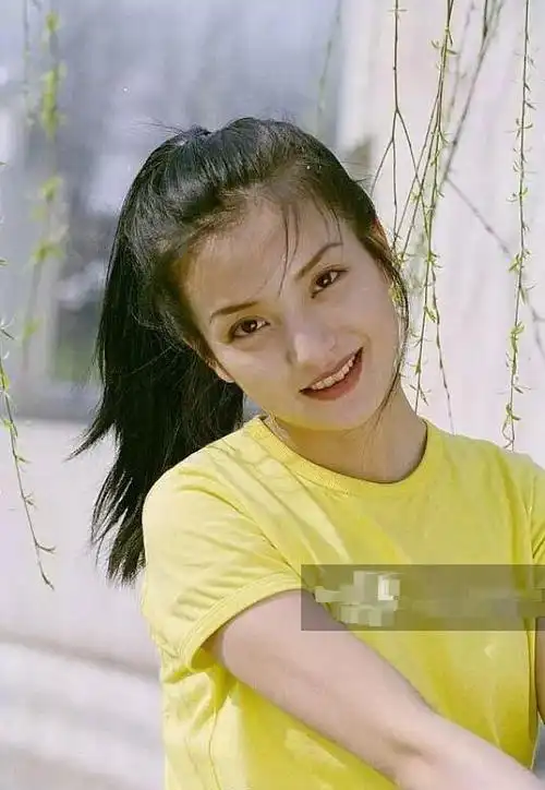 赵薇多年前旧照曝光,满脸胶原蛋白但牙却亮了