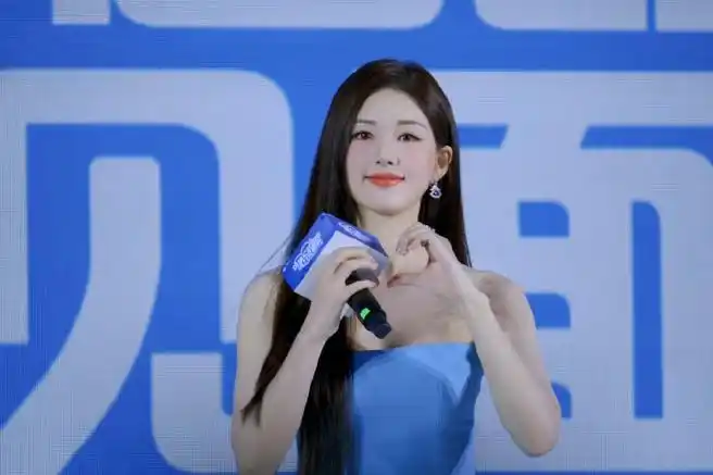 赵露思出席品牌方活动穿的蓝色的裙子好漂亮啊,和品牌的图标颜色也对