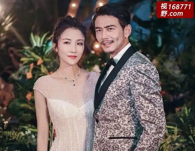 杨烁和妻子合照